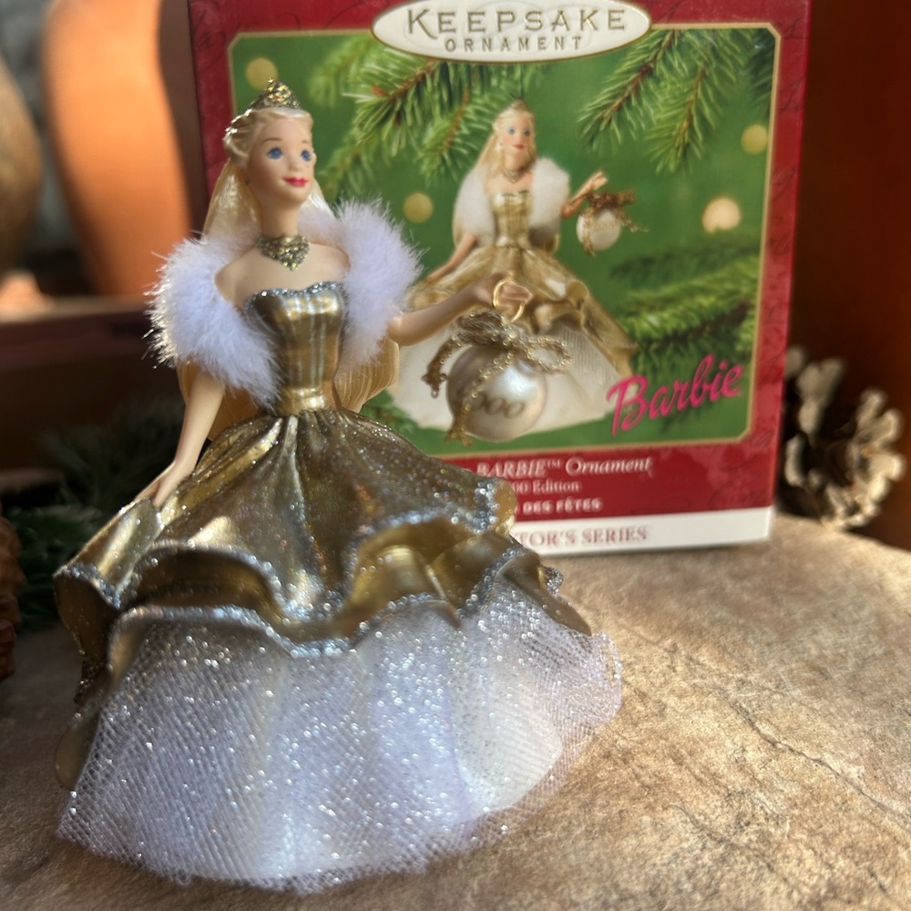 Barbie 2000 Celebration KEEPSAKE the Label Ornament in Gold and White New in Box